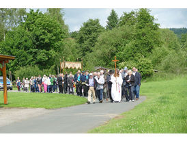 Bittprozession um den Kleinen Berg an Pfingstmontag (© Karl-Franz Thiede)